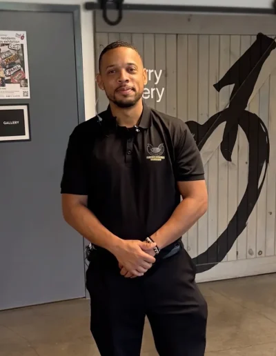 saul security guard in hallway
